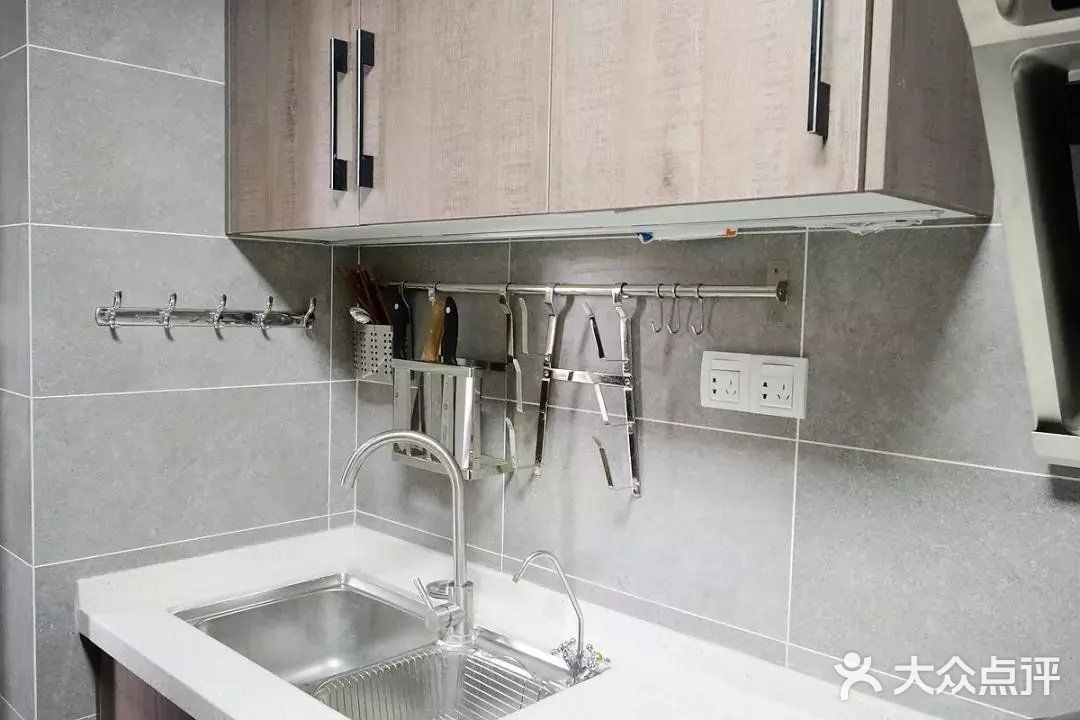 布置出一个低调奢华的华丽空间感。