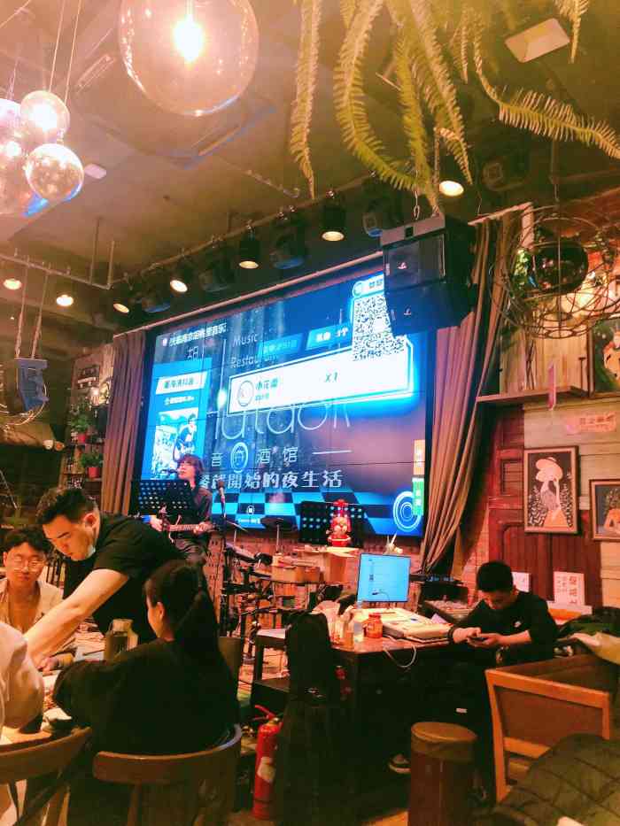 胡桃里音乐酒馆(百家湖1912店)-"[薄荷]环境:环境好棒 不愧是酒吧餐厅