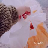 又不甘心的拿了两只肉松面包加杏仁薄脆