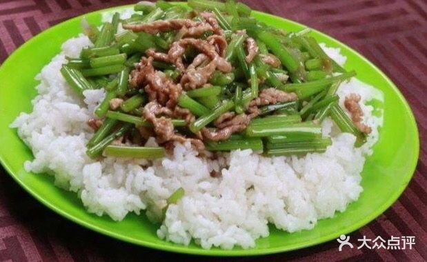 香知味自助餐芹菜肉丝盖饭图片 - 第1张