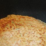 煎饼的做法很简单，但简单又好吃，比手抓饼的油更少