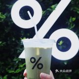 看外国小哥喝了一口 表示很灵