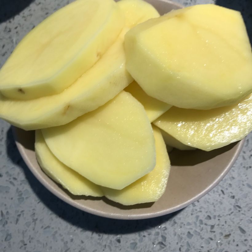 「土豆」 土豆片切的有点厚  喜欢煮的耙耙的 很好吃