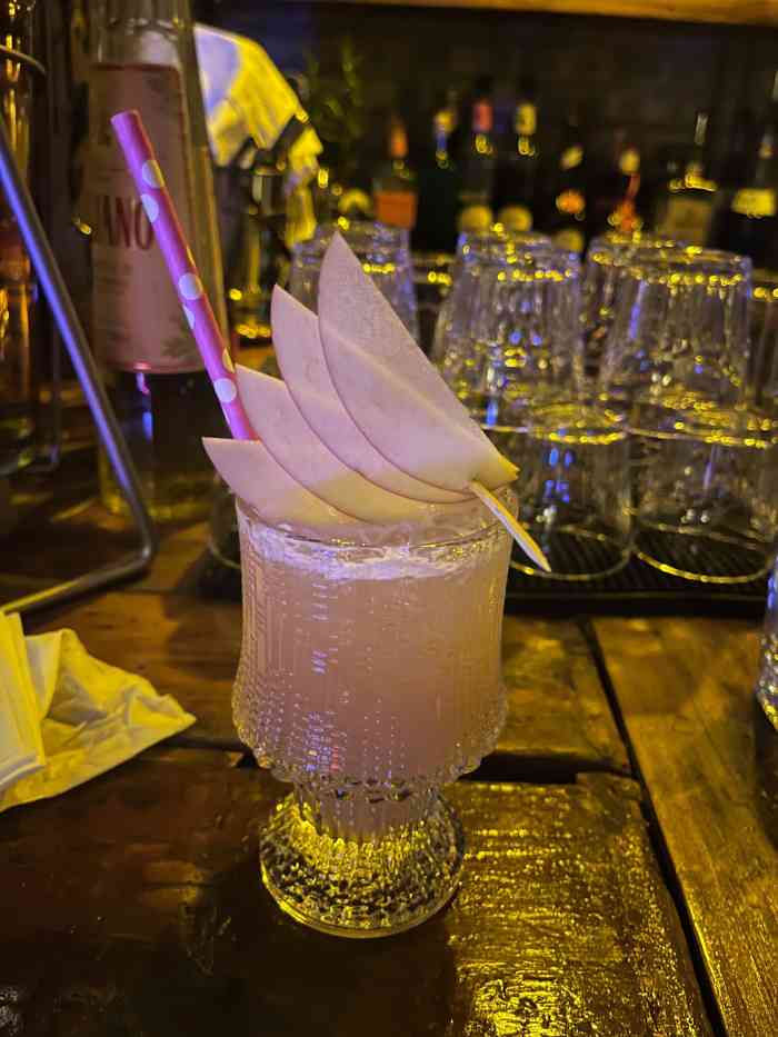 可能是大理最好的清吧了鸡尾酒很漂亮也很好喝服务也好都是帅哥美女有