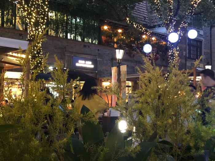 [环境]店内不大,毕竟整家店大多数地方都给了后厨.为什么会知道