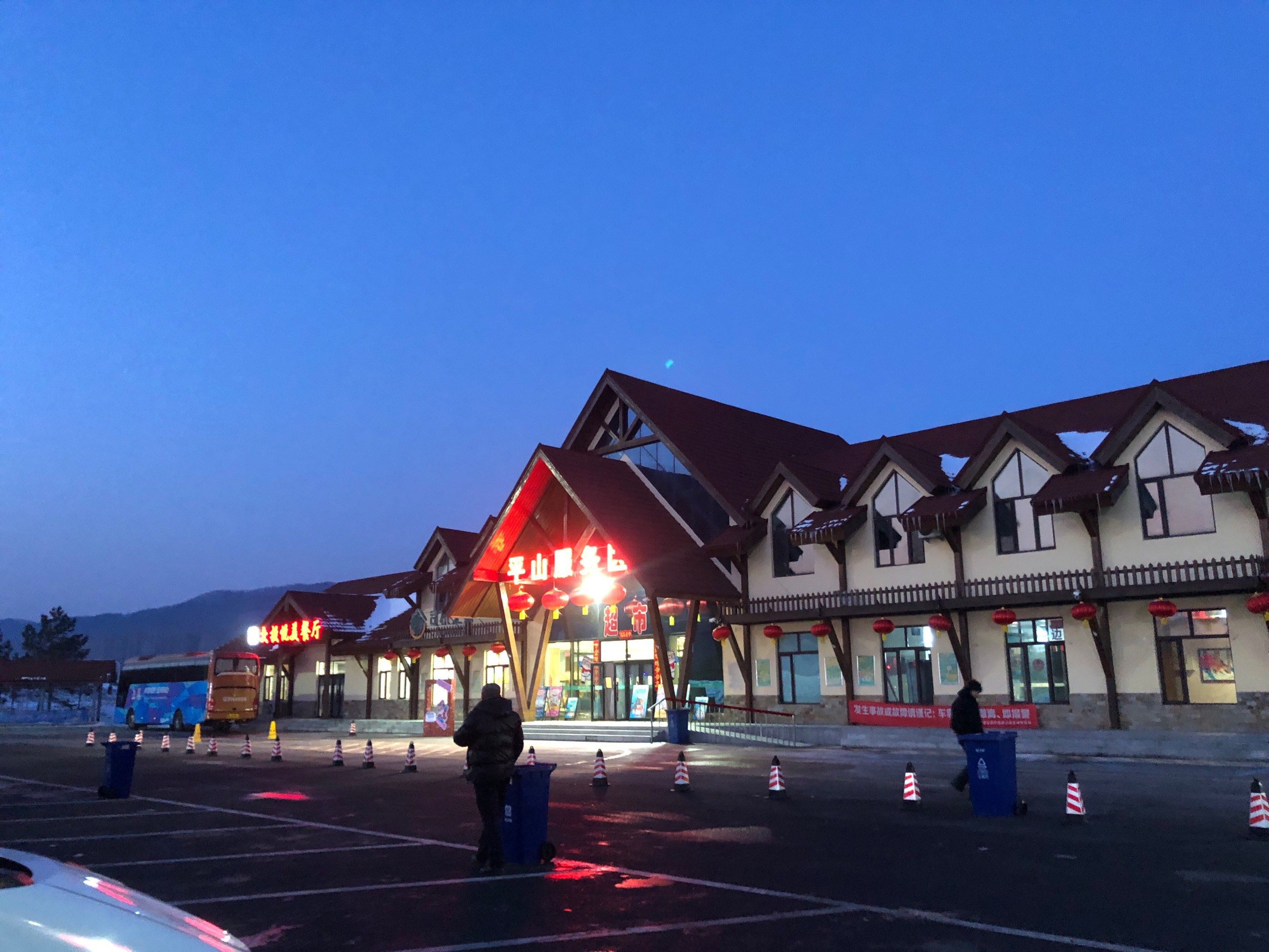 尔滨去亚克力的路上,经过平山服务区