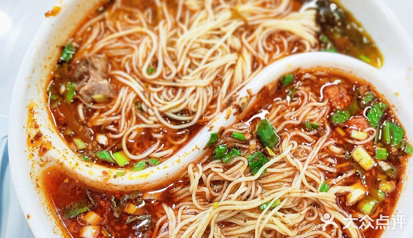 一碗能吃到两种口味的鸳鸯牛肉面还挺新奇的