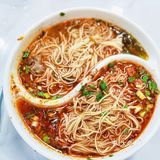 一碗能吃到两种口味的鸳鸯牛肉面还挺新奇的