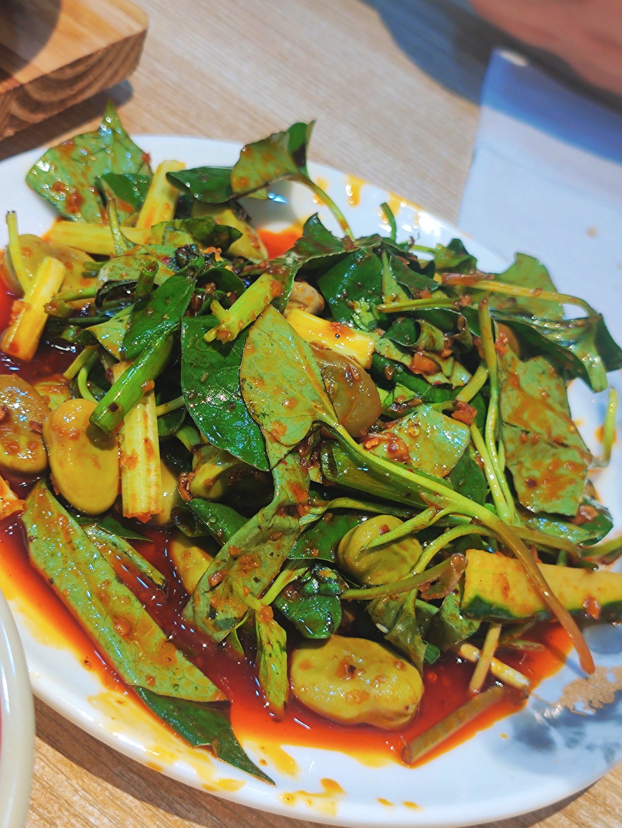 每个菜都相当下饭,尤其是水晶粉和水煮肉片,都是地道的做法和风味