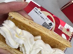 手握拿破仑草莓芝士-Tims天好咖啡(河西万象城店)