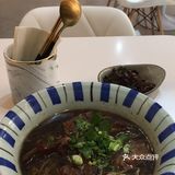 与外面街上的小吃店差别太大了