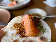 烟熏三文鱼配烤饺子皮和芥末籽酱-BOR Eatery(安福路店)