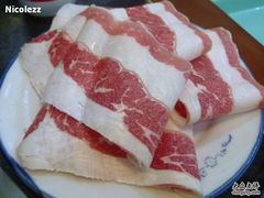 肥牛的纹理居然还很漂亮，量是少的可怜啊~-飘香火锅(玉林西路店)
