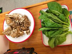 舞茸菌-毛辣果·贵州红酸汤牛肉火锅(西单店)