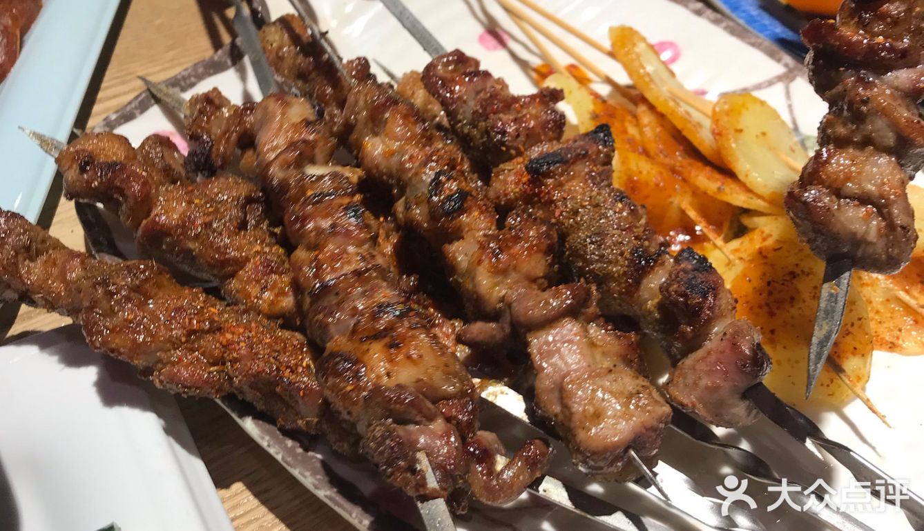 夏天还是要撸串 啤酒 羊排走起哈哈 和朋友来着小聚