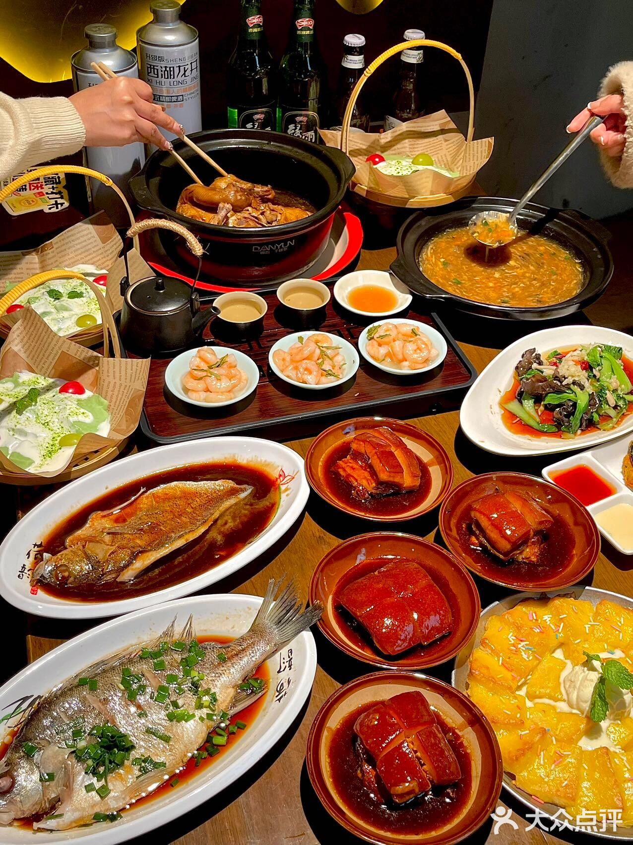 三鲜汤：满满的一大盆，虾仁、肉圆、鱼圆和各式蔬菜