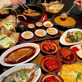 三鲜汤：满满的一大盆，虾仁、肉圆、鱼圆和各式蔬菜