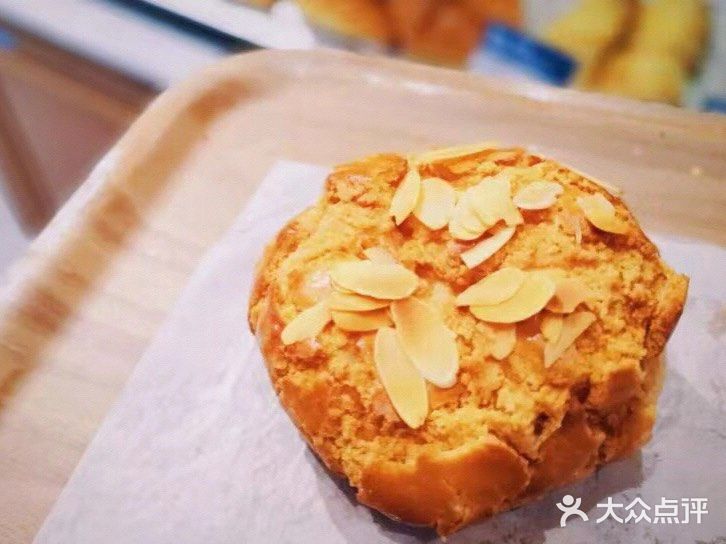 酥皮爆炸头 第一眼见到会以为是咸味的面包