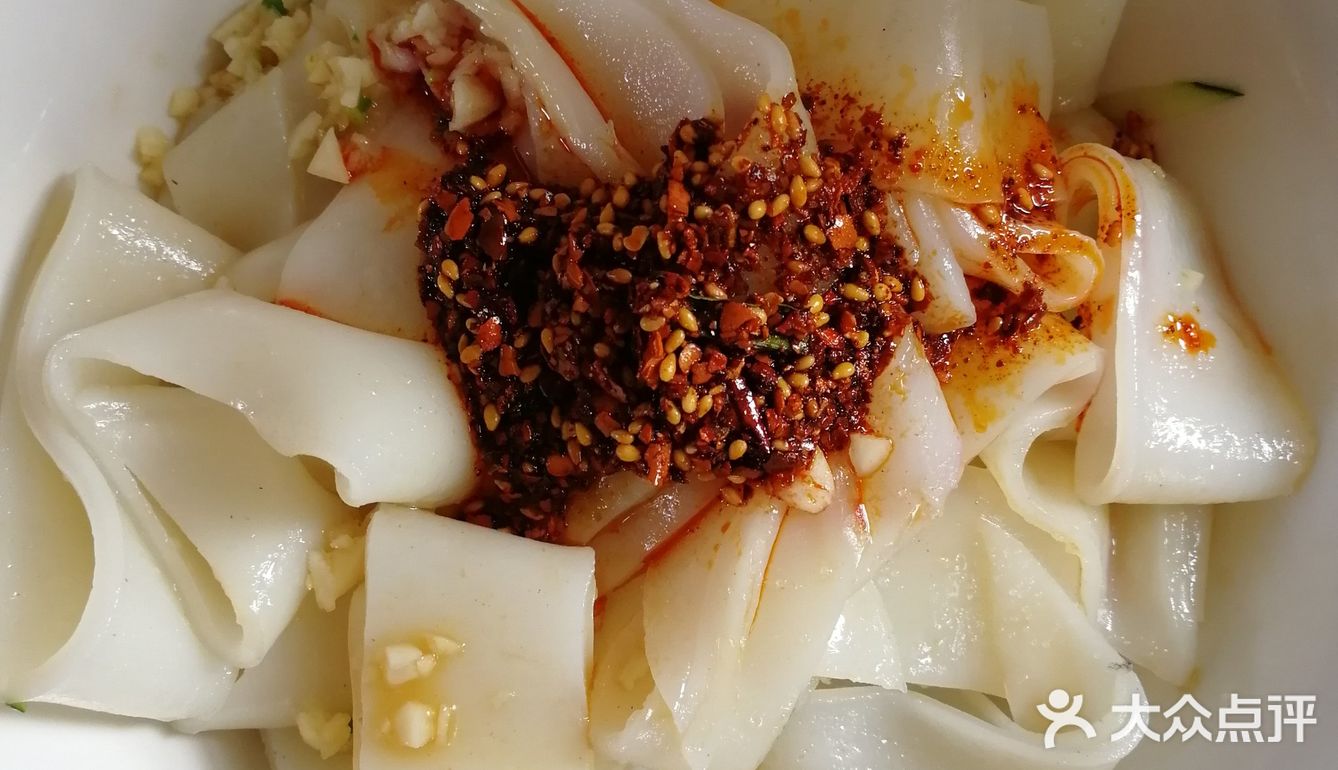 拌开的凉皮简直是色、香、味俱全！简直太美味了