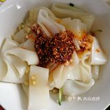 拌开的凉皮简直是色、香、味俱全！简直太美味了