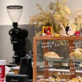 坐标襄阳南路看到门头会想进来坐一下Surround咖啡店