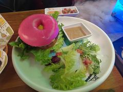 粉色仙人掌贝果牛肉汉堡-Famous肥猫墨西哥音乐餐吧(五棵松华熙LIVE店)