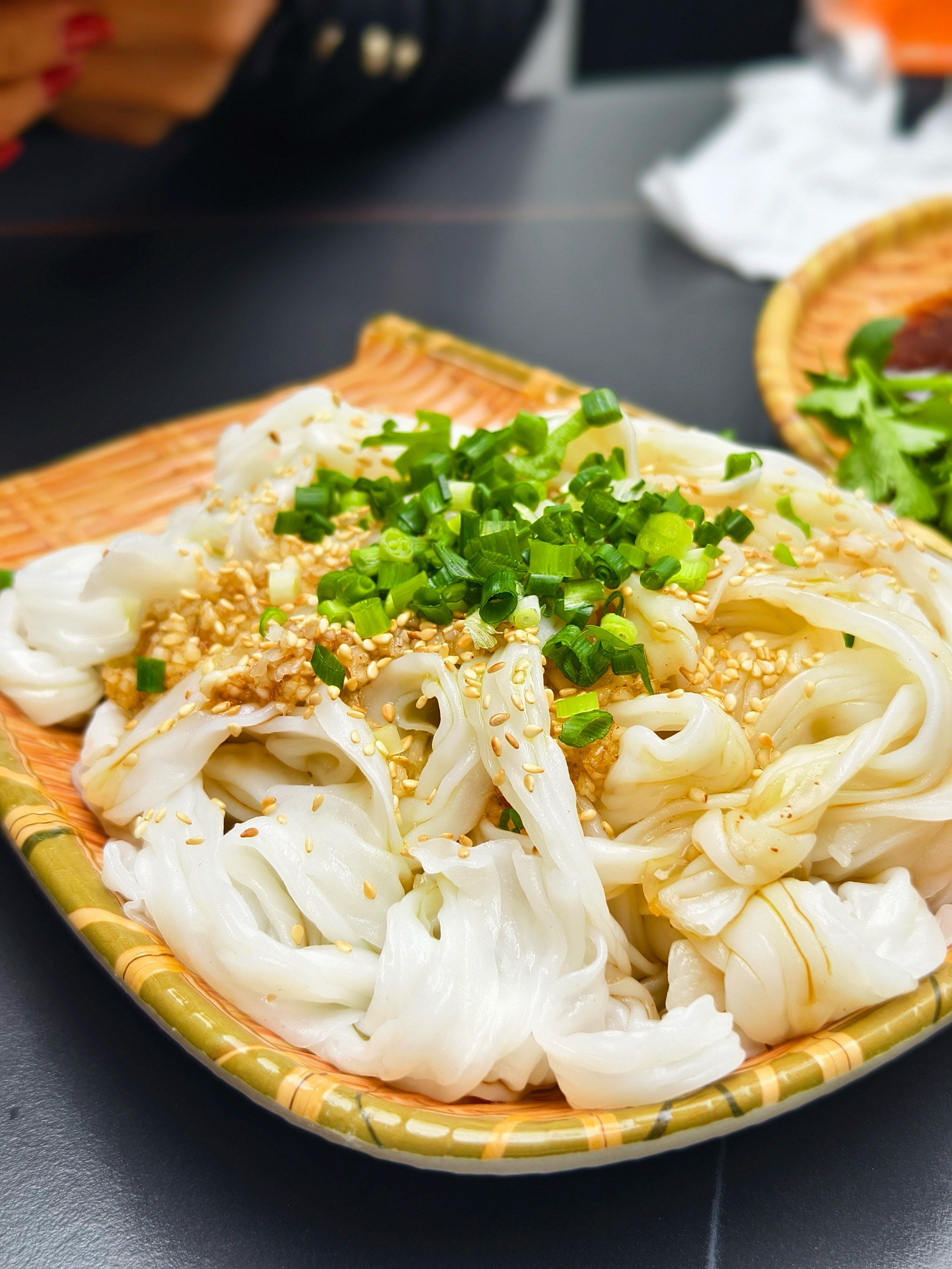 上一把捞粉
捞粉是茂名地区的特色小吃相比于其他地区的肠粉类的粉