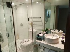 卫生间洗澡间这么紧凑-杭州伊美大酒店