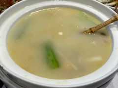 上汤鲜菌烩虾滑-京味斋·北京烤鸭(华威桥北工大店)
