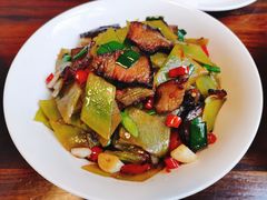 莴笋炒木匠果香腊肉-几个木匠匠人厨房