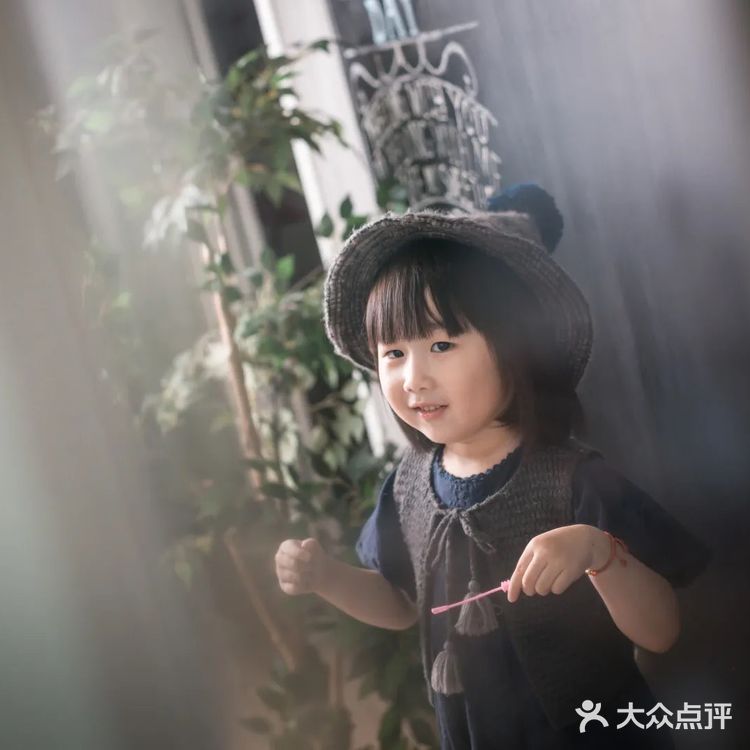 店铺主打儿童+孕妇+全家福的摄影 环境属于工业风