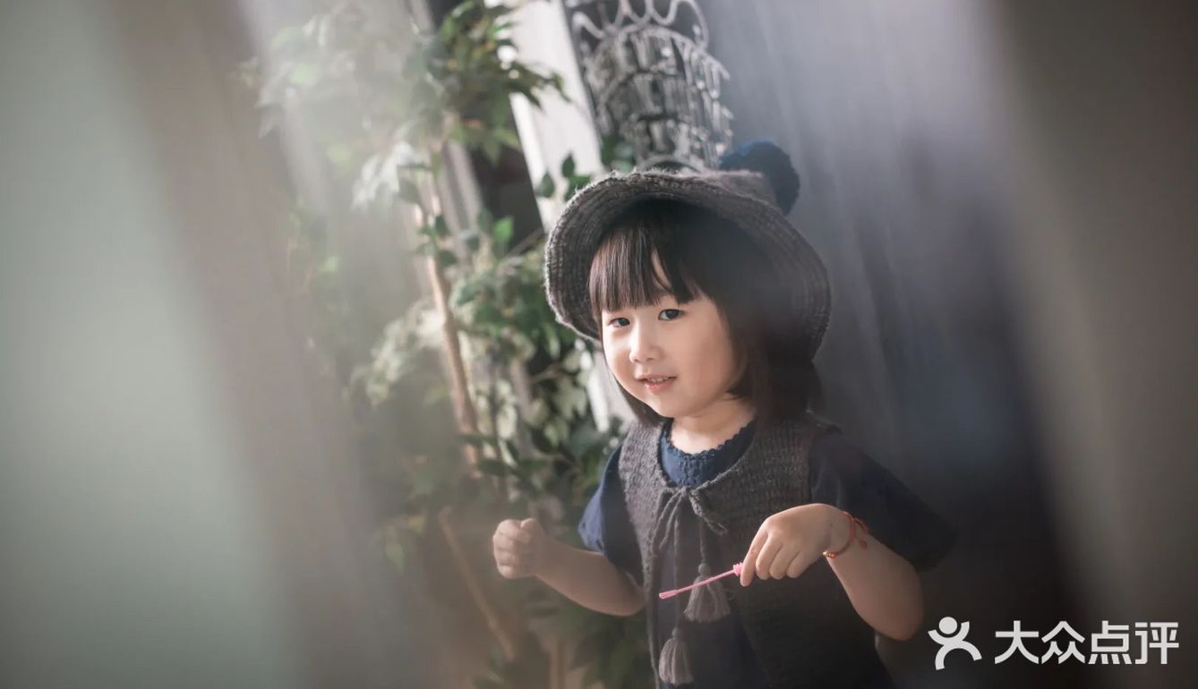 店铺主打儿童+孕妇+全家福的摄影 环境属于工业风