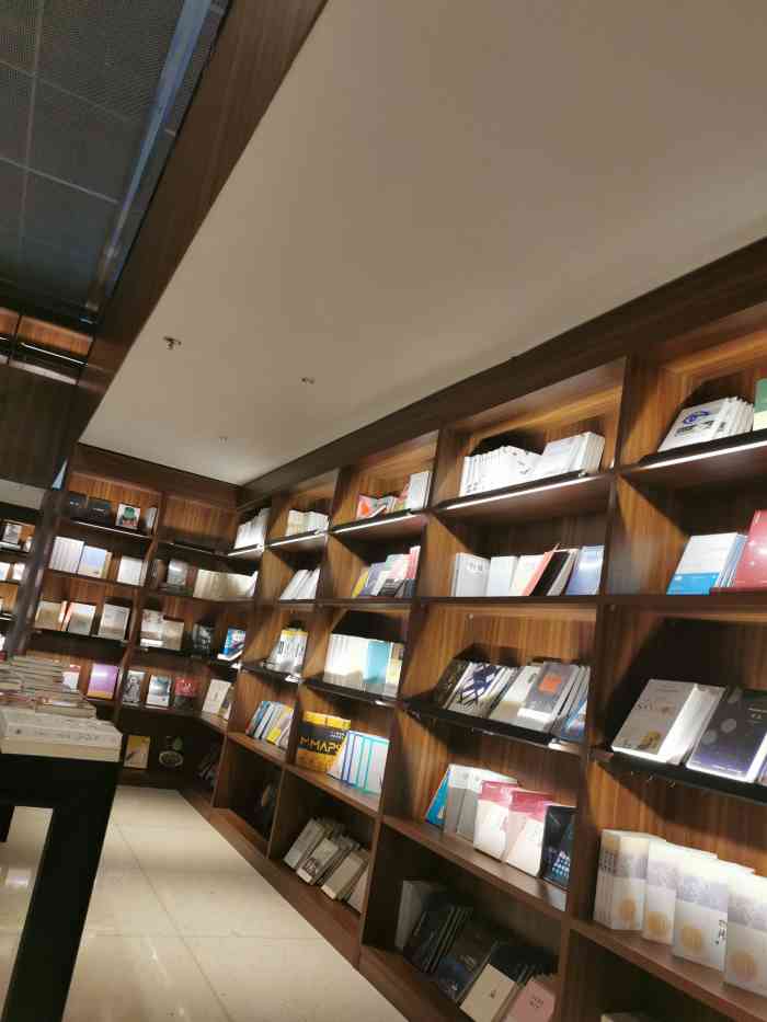 大象书店-"门店环境:悠闲的午后,藏在地下的书店."-大众点评移动版