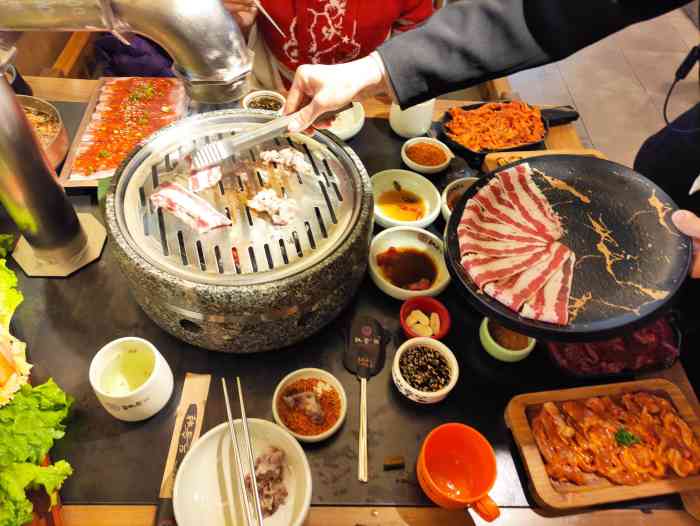 韩景台烤肉(西长安街古城地铁店)-"第一次来古城地铁旁边这家店,已经