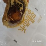 蛋黄酥里有蛋黄。老婆饼里肯定没有老婆