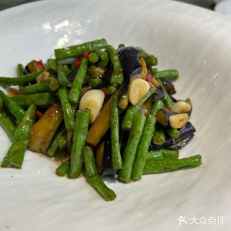 0元玩转这座城高力家居港里面，店面是典型的徽派建筑