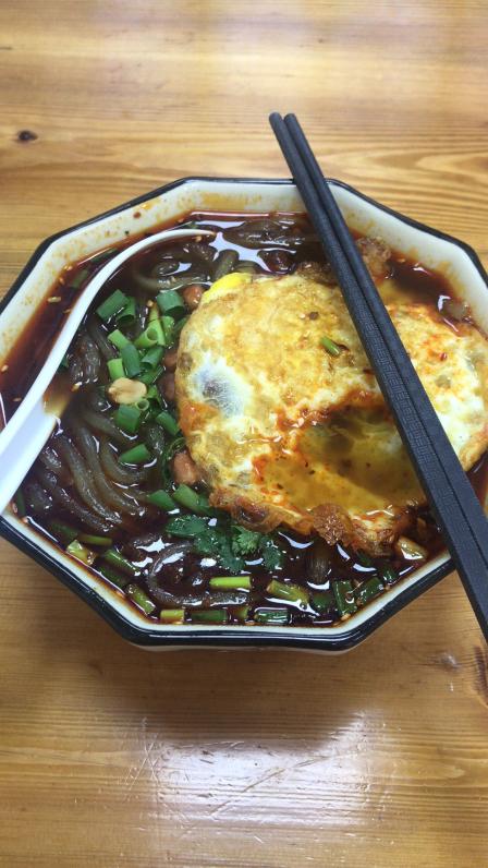 重庆小吃-"酸辣粉加煎蛋93,煎蛋还是流心的,外酥里.