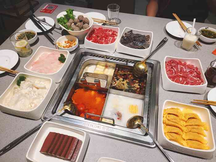 海底捞火锅(静安大融城店)-"因为大学就在马路旁边,所以经常有事没事