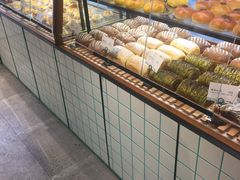 面包甜点陈列柜-Dough&Joe团憩(瑞虹天地月亮湾店)