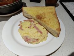 肠仔煎蛋配牛油多士-香港新发烧腊茶餐厅(书城店)