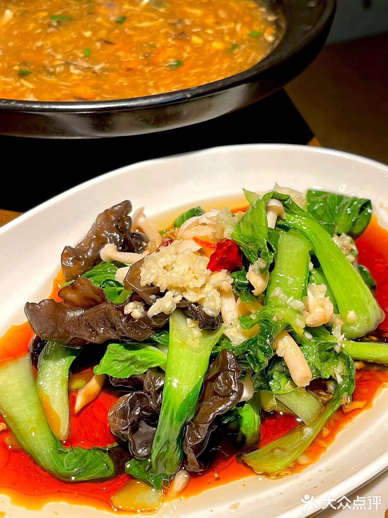 三鲜汤：满满的一大盆，虾仁、肉圆、鱼圆和各式蔬菜