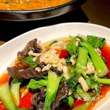 三鲜汤：满满的一大盆，虾仁、肉圆、鱼圆和各式蔬菜