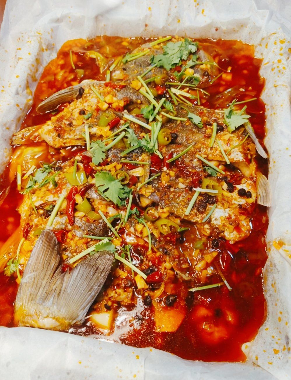去吃了纸包鱼,麻辣蒜香味十足,配料也很丰