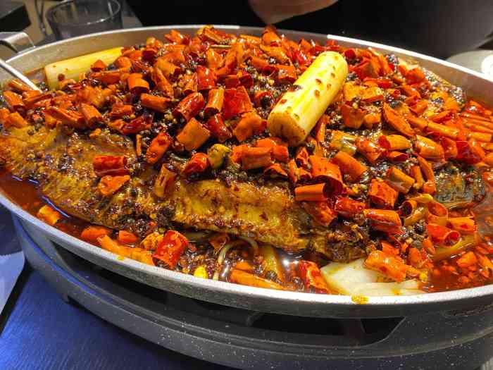 蜀江烤鱼(吾悦广场店)-"广场三楼,半开放式的装修,店内四人桌居多.