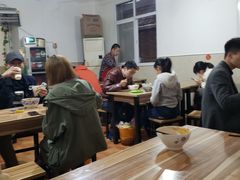 大堂-老字号杨坡红油米线腊汁肉夹馍(东四道巷店)