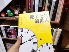 店里的书架-白熊咖啡(闽江大道店)