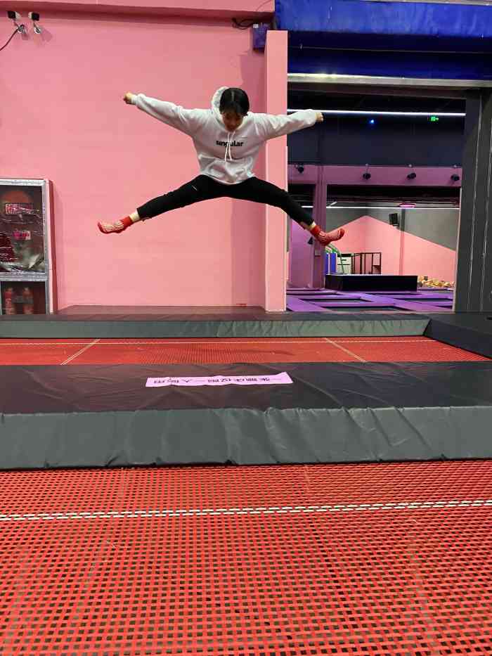 反弹空间蹦床馆-"比较推荐的一家蹦床馆,首先他位置可能比较.