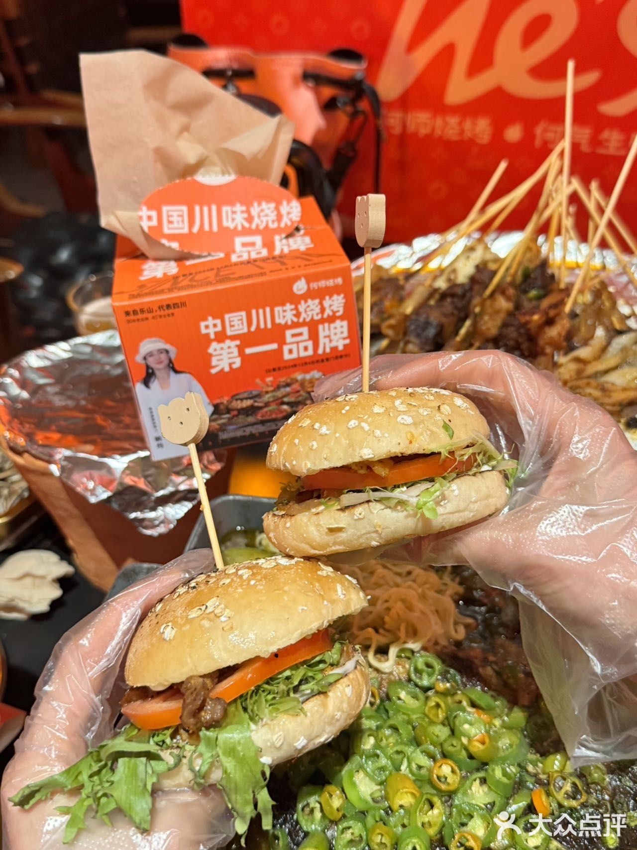 成都人私藏30年的烧烤顶流！小龙虾比手掌大，一口沦陷🤯 