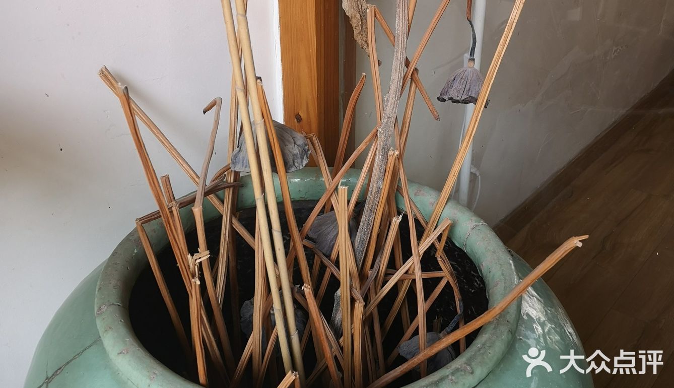 【环境】店内环境简单别致，整体以竹质结构为铺设～门框