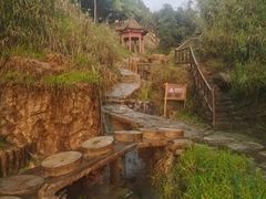 -雪山彩虹谷景区